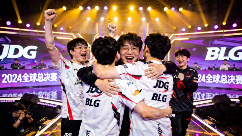 《英雄联盟》赛后战报配图 - 比赛现场选手激动庆祝的瞬间